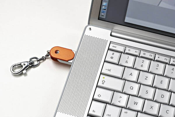 将USB连接到笔记本电脑