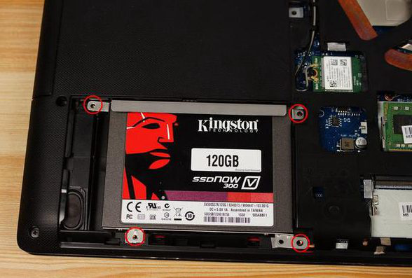 将 SSD 或 HDD 从插槽中取出,并断开连接到其上的所有电缆或连接器