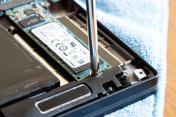 使用安装螺钉固定 M.2 SSD