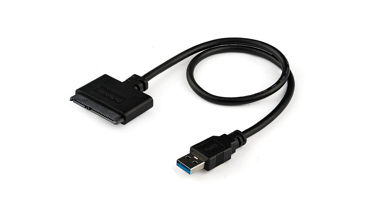 使用 USB 转 SATA 适配器将新的固态硬盘连接到电脑上